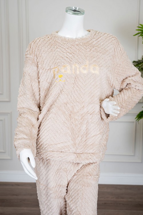 بيجاما نسائية شتوية قطعتين فرو متعددة الألوان مزينة بكتابات من الأمام ياقة دائرية و أكمام طويلة