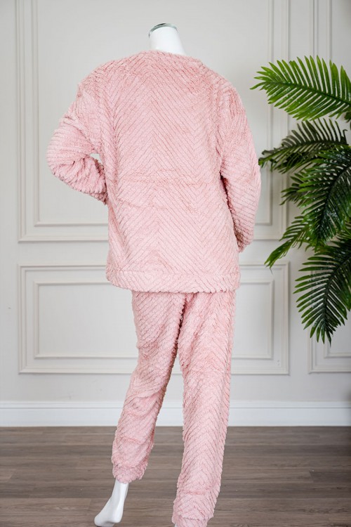 بيجاما نسائية شتوية قطعتين فرو متعددة الألوان مزينة بكتابات من الأمام ياقة دائرية و أكمام طويلة