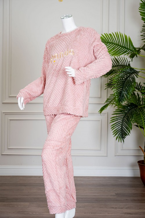 بيجاما نسائية شتوية قطعتين فرو متعددة الألوان مزينة بكتابات من الأمام ياقة دائرية و أكمام طويلة