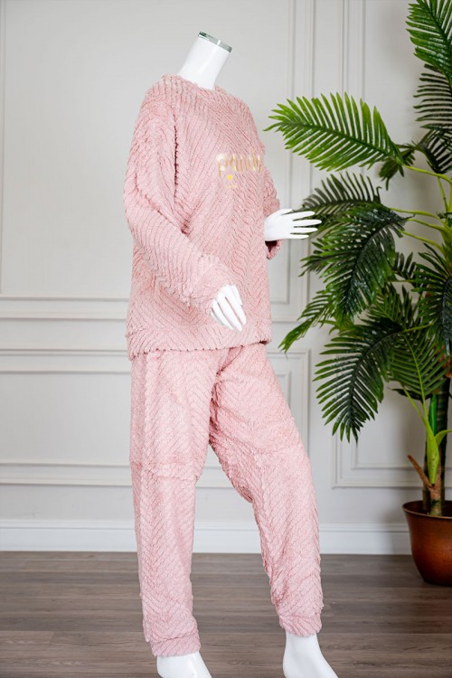 بيجاما نسائية شتوية قطعتين فرو متعددة الألوان مزينة بكتابات من الأمام ياقة دائرية و أكمام طويلة