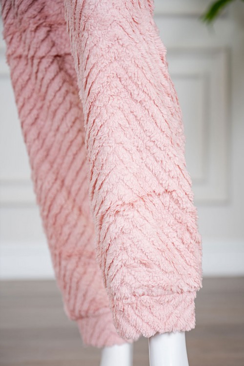 بيجاما نسائية شتوية قطعتين فرو متعددة الألوان مزينة بكتابات من الأمام ياقة دائرية و أكمام طويلة