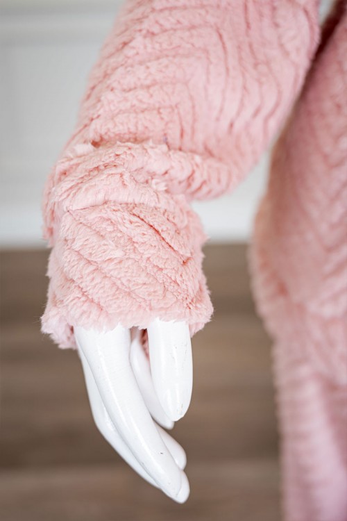 بيجاما نسائية شتوية قطعتين فرو متعددة الألوان مزينة بكتابات من الأمام ياقة دائرية و أكمام طويلة