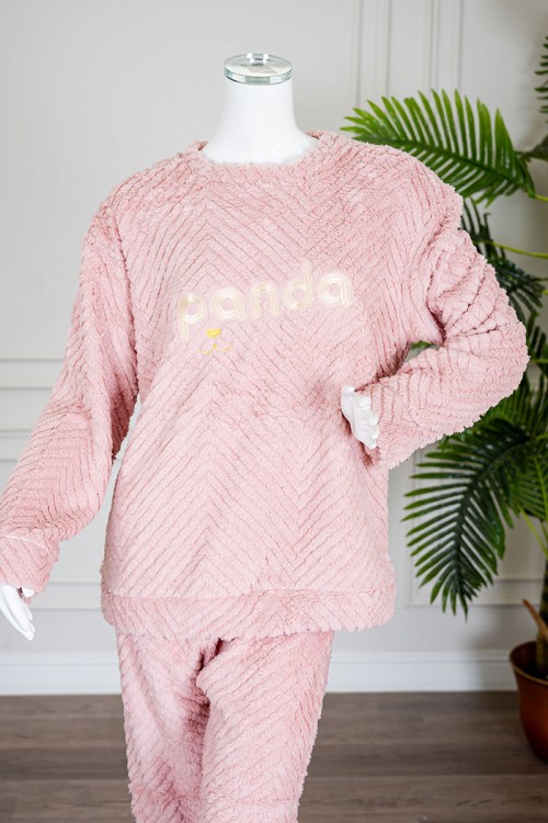 بيجاما نسائية شتوية قطعتين فرو متعددة الألوان مزينة بكتابات من الأمام ياقة دائرية و أكمام طويلة