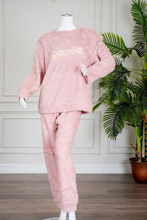 بيجاما نسائية شتوية قطعتين فرو متعددة الألوان مزينة بكتابات من الأمام ياقة دائرية و أكمام طويلة
