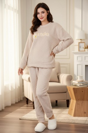 بيجاما نسائية شتوية قطعتين فرو متعددة الألوان مزينة بكتابات من الأمام ياقة دائرية و أكمام طويلة 