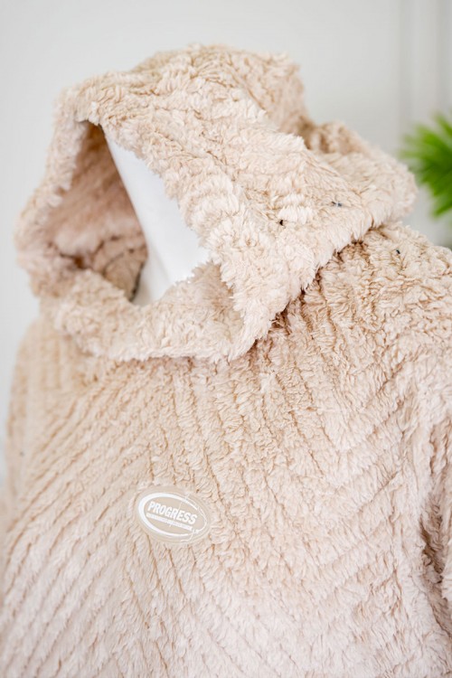 بيجاما نسائية شتوية قطعتين فرو متعدد الألوان ياقة بقبعة متصلة و أكمام طويلة