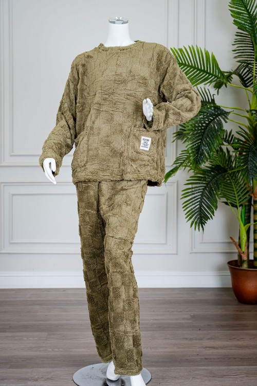 بيجاما نسائية شتوية قطعتين فرو لون زيتي ياقة دائرية بجيوب من الأمام و أكمام طويلة