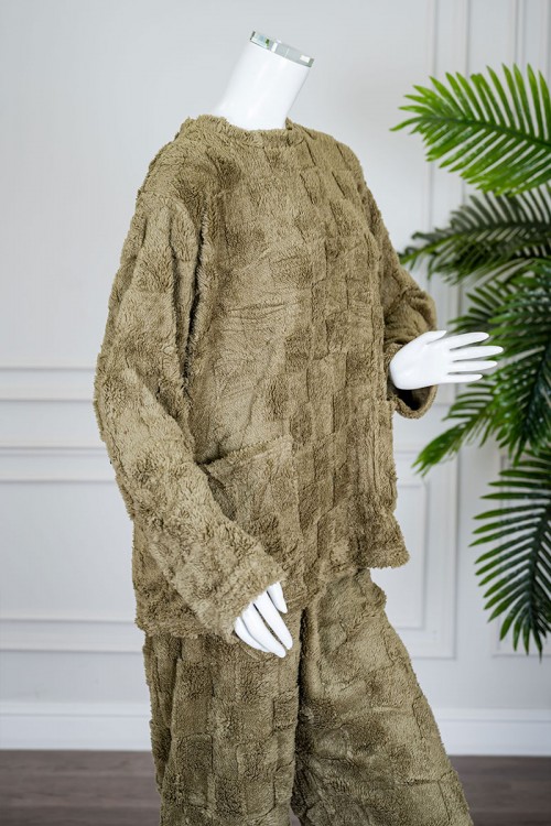 بيجاما نسائية شتوية قطعتين فرو لون زيتي ياقة دائرية بجيوب من الأمام و أكمام طويلة
