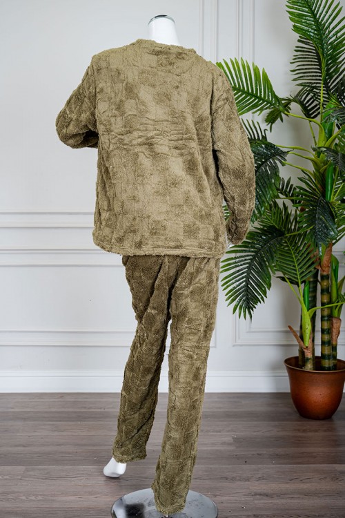 بيجاما نسائية شتوية قطعتين فرو لون زيتي ياقة دائرية بجيوب من الأمام و أكمام طويلة