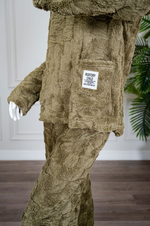 بيجاما نسائية شتوية قطعتين فرو لون زيتي ياقة دائرية بجيوب من الأمام و أكمام طويلة