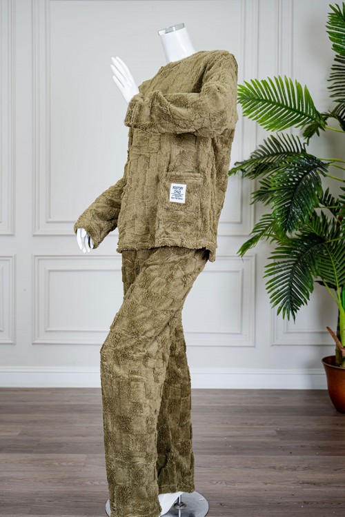 بيجاما نسائية شتوية قطعتين فرو لون زيتي ياقة دائرية بجيوب من الأمام و أكمام طويلة