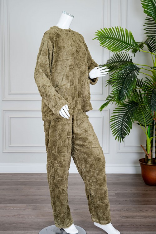 بيجاما نسائية شتوية قطعتين فرو لون زيتي ياقة دائرية بجيوب من الأمام و أكمام طويلة