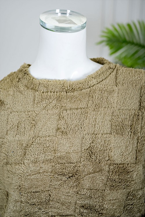 بيجاما نسائية شتوية قطعتين فرو لون زيتي ياقة دائرية بجيوب من الأمام و أكمام طويلة