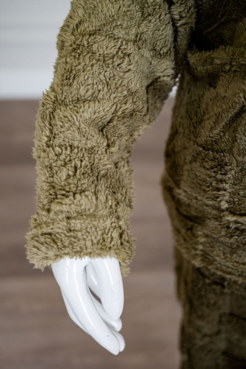 بيجاما نسائية شتوية قطعتين فرو لون زيتي ياقة دائرية بجيوب من الأمام و أكمام طويلة