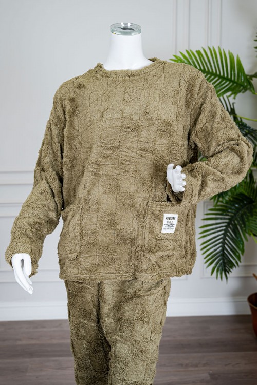 بيجاما نسائية شتوية قطعتين فرو لون زيتي ياقة دائرية بجيوب من الأمام و أكمام طويلة