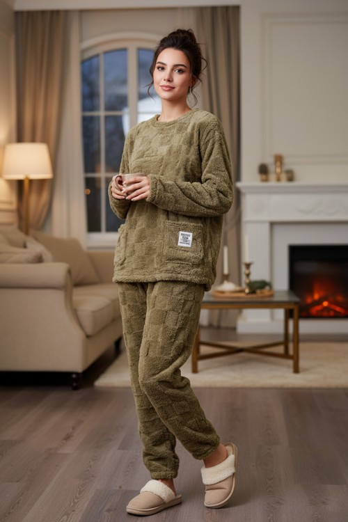 بيجاما نسائية شتوية قطعتين فرو لون زيتي ياقة دائرية بجيوب من الأمام و أكمام طويلة
