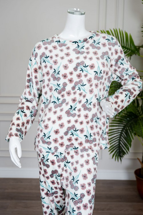 بيجاما نسائية شتوية قطعتين فرو لون بيج مزينة بزهور باللون البني ياقة دائرية و أكمام طويلة