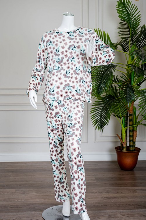 بيجاما نسائية شتوية قطعتين فرو لون بيج مزينة بزهور باللون البني ياقة دائرية و أكمام طويلة