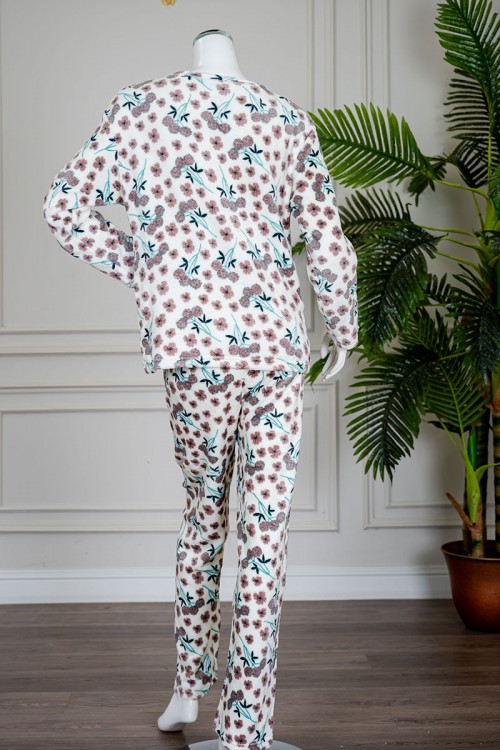 بيجاما نسائية شتوية قطعتين فرو لون بيج مزينة بزهور باللون البني ياقة دائرية و أكمام طويلة