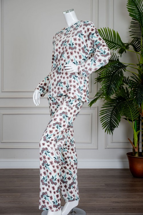 بيجاما نسائية شتوية قطعتين فرو لون بيج مزينة بزهور باللون البني ياقة دائرية و أكمام طويلة