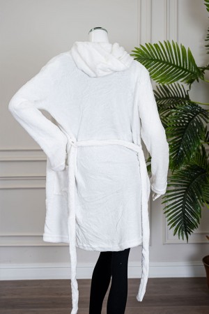 روب نسائي قصير لون أبيض بقبعة متصلة و جيوب من الأمام و رباط في الخصر و بأكمام طويلة