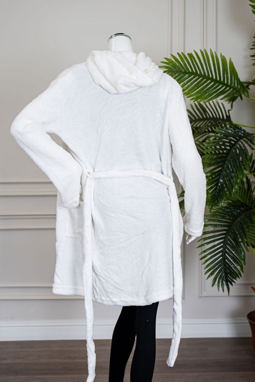 روب نسائي قصير لون أبيض بقبعة متصلة و جيوب من الأمام و رباط في الخصر و بأكمام طويلة