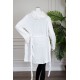 روب نسائي قصير لون أبيض بقبعة متصلة و جيوب من الأمام و رباط في الخصر و بأكمام طويلة