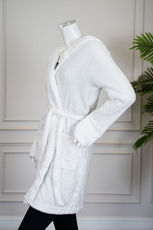 روب نسائي قصير لون أبيض بقبعة متصلة و جيوب من الأمام و رباط في الخصر و بأكمام طويلة