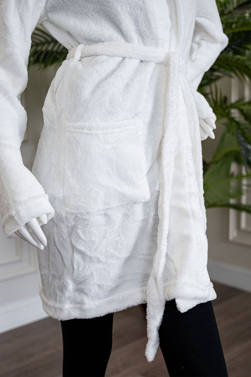روب نسائي قصير لون أبيض بقبعة متصلة و جيوب من الأمام و رباط في الخصر و بأكمام طويلة