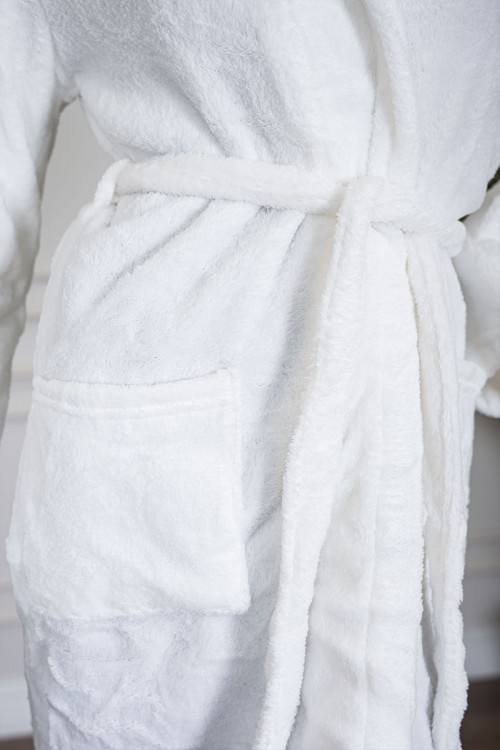 روب نسائي قصير لون أبيض بقبعة متصلة و جيوب من الأمام و رباط في الخصر و بأكمام طويلة