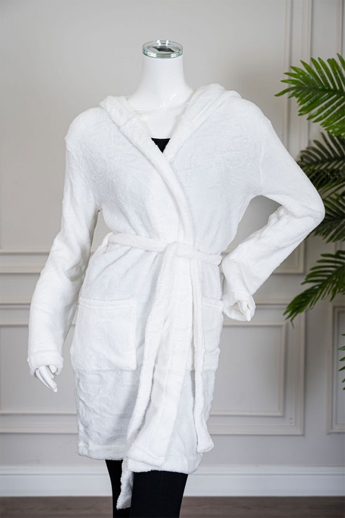 روب نسائي قصير لون أبيض بقبعة متصلة و جيوب من الأمام و رباط في الخصر و بأكمام طويلة