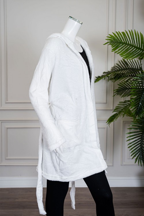 روب نسائي قصير لون أبيض بقبعة متصلة و جيوب من الأمام و رباط في الخصر و بأكمام طويلة