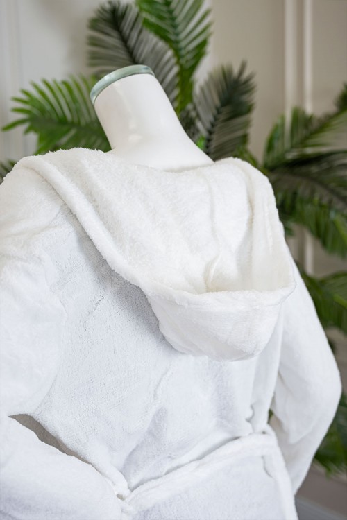 روب نسائي قصير لون أبيض بقبعة متصلة و جيوب من الأمام و رباط في الخصر و بأكمام طويلة