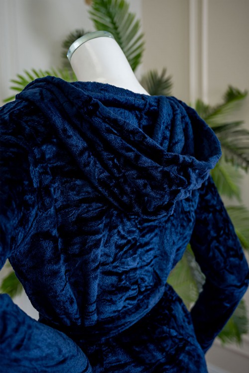 روب نسائي قصير لون كحلي بقبعة متصلة و جيوب من الأمام و رباط في الخصر و بأكمام طويلة