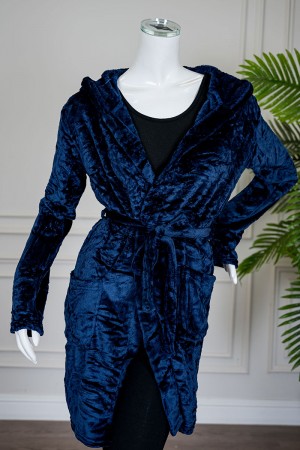 روب نسائي قصير لون كحلي بقبعة متصلة و جيوب من الأمام و رباط في الخصر و بأكمام طويلة