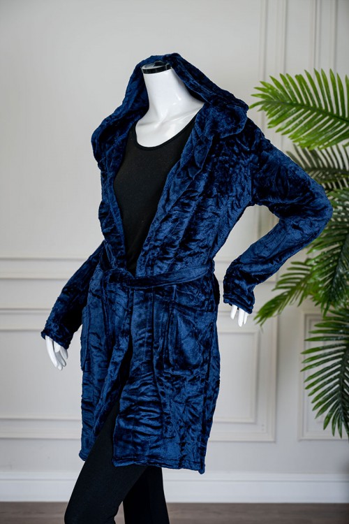 روب نسائي قصير لون كحلي بقبعة متصلة و جيوب من الأمام و رباط في الخصر و بأكمام طويلة