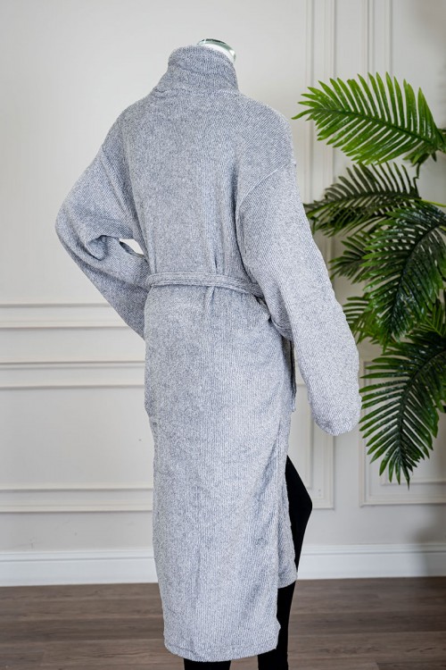 روب نسائي قصير لون رمادي بجيوب من الأمام و رباط في الخصر و بأكمام طويلة