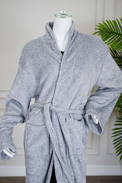 روب نسائي قصير لون رمادي بجيوب من الأمام و رباط في الخصر و بأكمام طويلة