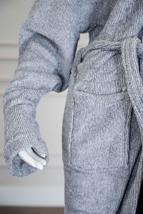 روب نسائي قصير لون رمادي بجيوب من الأمام و رباط في الخصر و بأكمام طويلة