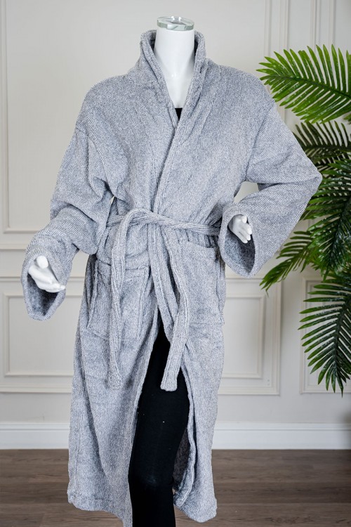 روب نسائي قصير لون رمادي بجيوب من الأمام و رباط في الخصر و بأكمام طويلة