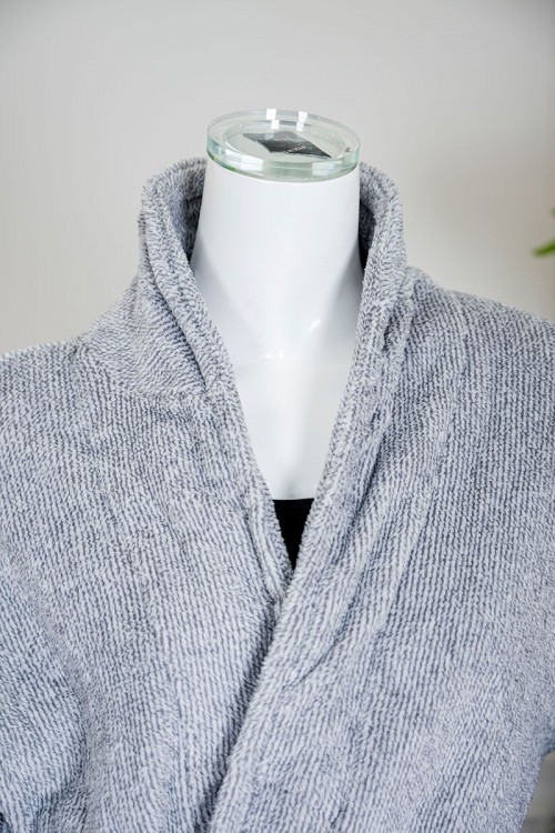 روب نسائي قصير لون رمادي بجيوب من الأمام و رباط في الخصر و بأكمام طويلة