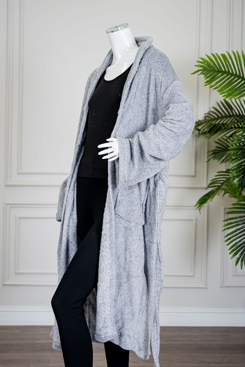 روب نسائي قصير لون رمادي بجيوب من الأمام و رباط في الخصر و بأكمام طويلة