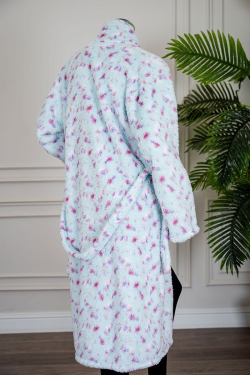 روب نسائي قصير لون تيفاني مزين بألوان الوردي و الموف بجيوب من الأمام و رباط في الخصر و بأكمام طويلة