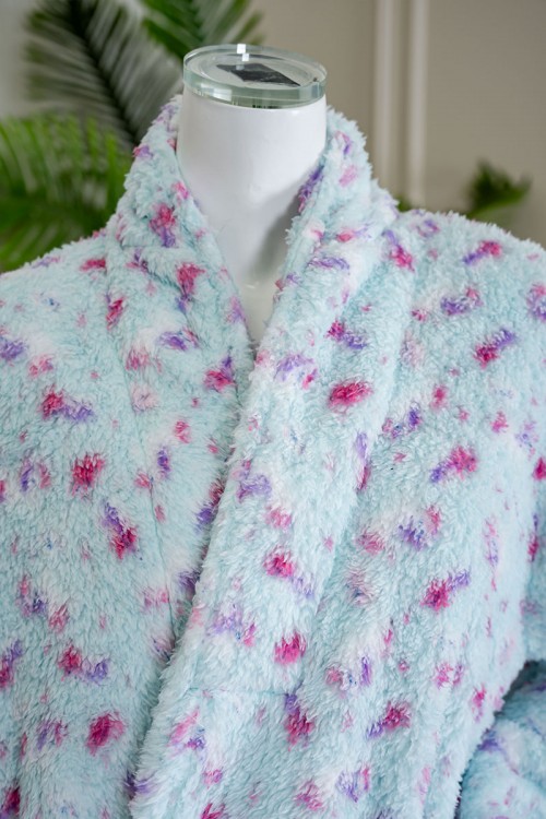 روب نسائي قصير لون تيفاني مزين بألوان الوردي و الموف بجيوب من الأمام و رباط في الخصر و بأكمام طويلة