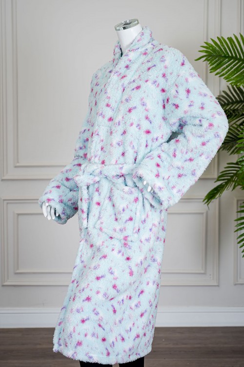 روب نسائي قصير لون تيفاني مزين بألوان الوردي و الموف بجيوب من الأمام و رباط في الخصر و بأكمام طويلة