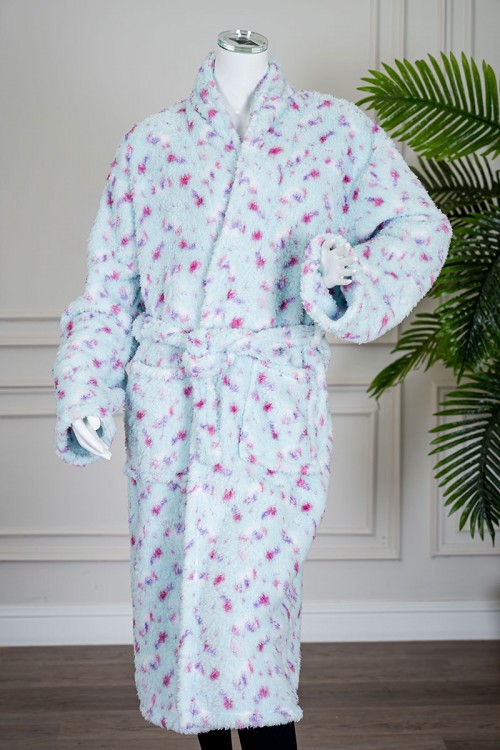 روب نسائي قصير لون تيفاني مزين بألوان الوردي و الموف بجيوب من الأمام و رباط في الخصر و بأكمام طويلة