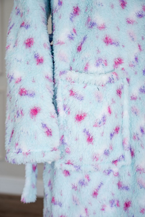 روب نسائي قصير لون تيفاني مزين بألوان الوردي و الموف بجيوب من الأمام و رباط في الخصر و بأكمام طويلة