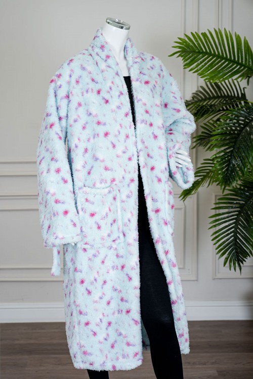 روب نسائي قصير لون تيفاني مزين بألوان الوردي و الموف بجيوب من الأمام و رباط في الخصر و بأكمام طويلة