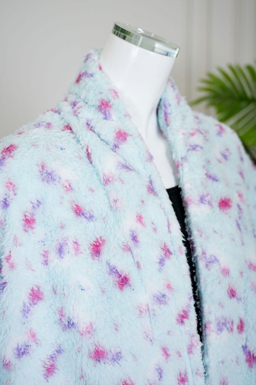 روب نسائي قصير لون تيفاني مزين بألوان الوردي و الموف بجيوب من الأمام و رباط في الخصر و بأكمام طويلة