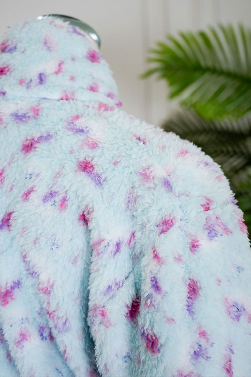 روب نسائي قصير لون تيفاني مزين بألوان الوردي و الموف بجيوب من الأمام و رباط في الخصر و بأكمام طويلة